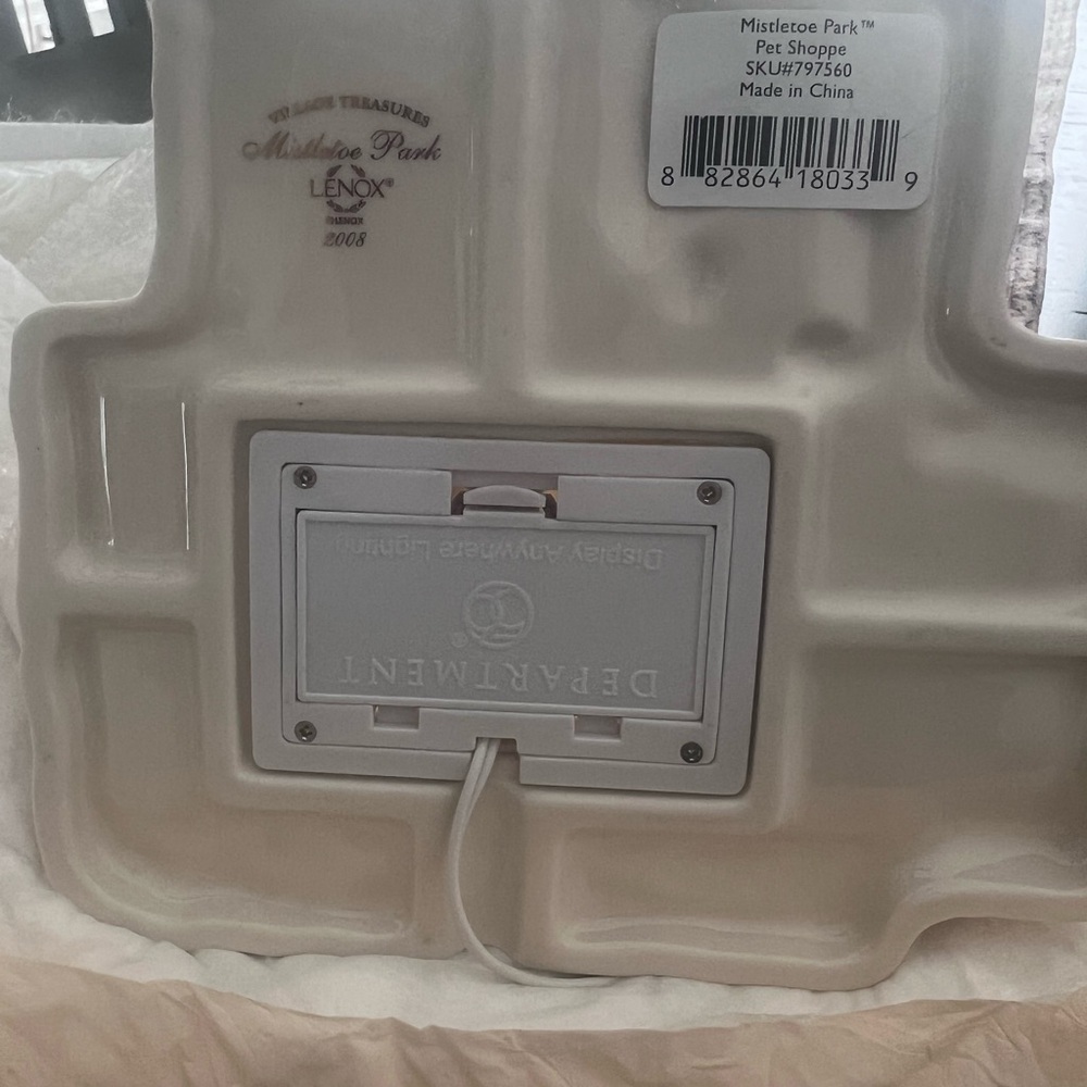 Lenox Mistletoe Park Pet shoppe Village - Picture 5 of 8